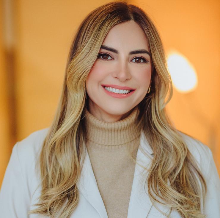 Dra. Vanessa Costa em seu consultório de pediatria e neonatologia no Bairro Coqueiro, Manhuaçu MG